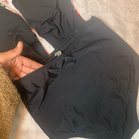 CUPSHE SWIM FLORAL ONE PIECE😍 - Picture 3 of 6